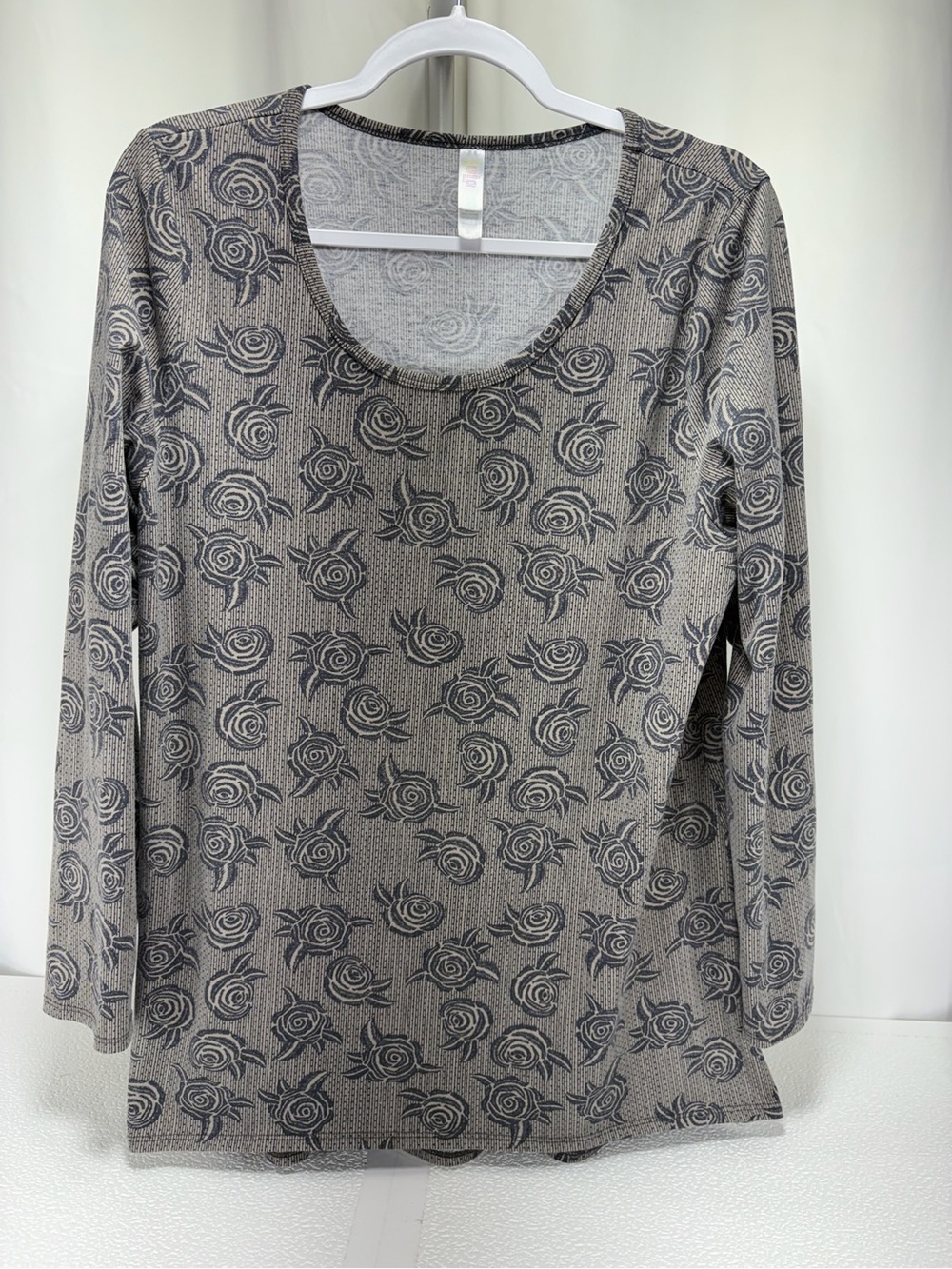 LuLaRoe Gray Rose-Print Scoop Neck Long Sleeve Top 4635
